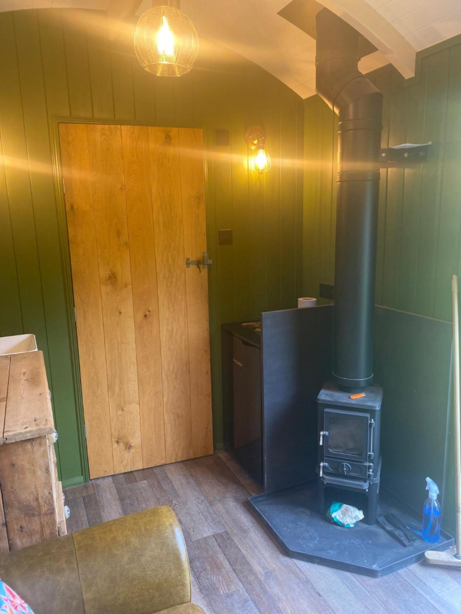 The Goose Nest Luxury Lakeside Shepherd Hut In Cardinham Woods, Cornwall Exterior photo